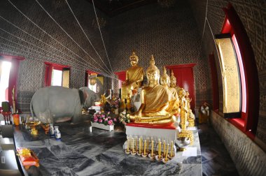 Wat Nang Chi Chotikaram 'daki tapınakta. Phra Pang Pa Lelai, Luang Pho Duangdee, Erawan filleriyle birlikte saygılarını sunuyor. Efendi Buda 'nın kutsal emanetleri ve Arahant' ın kutsal emanetleri camdan bir tabuta konur ve tapınağa konur..