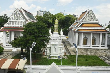 Wat Nang Chee Chotikaram 'daki Beyaz Budizm Kilisesi' nin en üst görüşü, Kral Rama III 'ün hükümdarlığında popüler kraliyet sanat stilleri olan raka yaprağı korfası ve kuğu kuyruğu olmayan bir papaz salonuna sahiptir. Tayland 'ın Bangkok başkentinde yer alıyor..