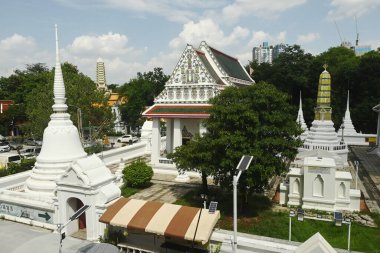 Wat Nang Chee Chotikaram 'daki Beyaz Budizm Kilisesi' nin en üst görüşü, Kral Rama III 'ün hükümdarlığında popüler kraliyet sanat stilleri olan raka yaprağı korfası ve kuğu kuyruğu olmayan bir papaz salonuna sahiptir. Tayland 'ın Bangkok başkentinde yer alıyor..