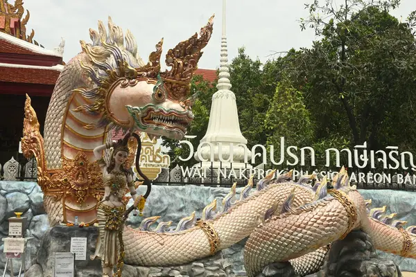 Wat Naga Prok Tapınağı 'nda dekore edilen yılan kaplaması, 1748 yılında Ayutthaya döneminden beri inşa edildiği varsayılan eski bir tapınaktır. Güzel mimarisi olan bir tapınak. Tayland 'ın Bangkok başkentinde yer alıyor..