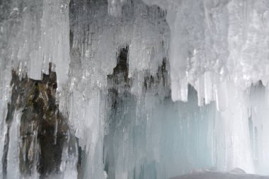 Baykal Gölü 'ndeki suyun donması Olkhon Adası etrafındaki kayalıklarda buz mağaraları oluşturdu. Bu manzara sadece Ocak ortasından Nisan başına kadar var. Rusya, Irkutsk Oblastı 'nda yer almaktadır..