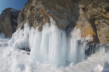 Baykal Gölü 'ndeki suyun donması Olkhon Adası etrafındaki kayalıklarda buz mağaraları oluşturdu. Bu manzara sadece Ocak ortasından Nisan başına kadar var. Rusya, Irkutsk Oblastı 'nda yer almaktadır..