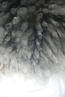 Baykal Gölü 'ndeki suyun donması Olkhon Adası etrafındaki kayalıklarda buz mağaraları oluşturdu. Bu manzara sadece Ocak ortasından Nisan başına kadar var. Rusya, Irkutsk Oblastı 'nda yer almaktadır..