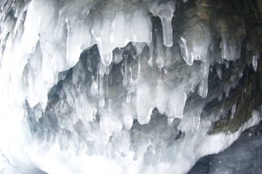 Baykal Gölü 'ndeki suyun donması Olkhon Adası etrafındaki kayalıklarda buz mağaraları oluşturdu. Bu manzara sadece Ocak ortasından Nisan başına kadar var. Rusya, Irkutsk Oblastı 'nda yer almaktadır..