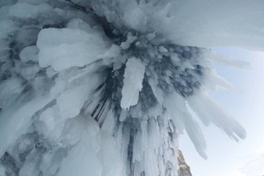 Baykal Gölü 'ndeki suyun donması Olkhon Adası etrafındaki kayalıklarda buz mağaraları oluşturdu. Bu manzara sadece Ocak ortasından Nisan başına kadar var. Rusya, Irkutsk Oblastı 'nda yer almaktadır..