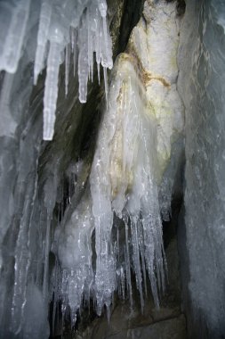 Baykal Gölü 'ndeki suyun donması Olkhon Adası etrafındaki kayalıklarda buz mağaraları oluşturdu. Bu manzara sadece Ocak ortasından Nisan başına kadar var. Rusya, Irkutsk Oblastı 'nda yer almaktadır..