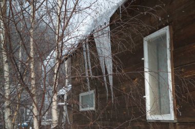 Su damlaları bir evin çatısından damlayan buzlardır..