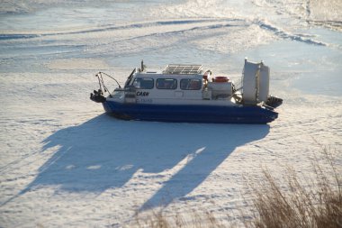 IRKUTSK, RUSSIA - 11 Mart 2020: Hovercraft, hava yastığı araçları veya ACV olarak da bilinir. Amfibik bir araç. Karada, suda, çamurda, buzda ve diğer yüzeylerde hareket edebilen bir Baykal gölü..
