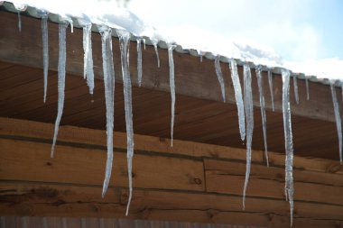 Su damlaları bir evin çatısından damlayan buzlardır..