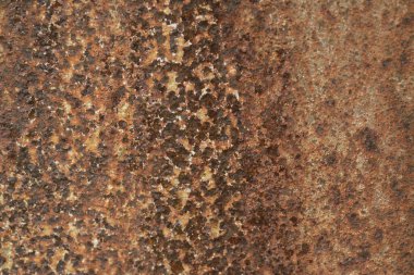 Paslanmış çelik levhaların dokusu veya arka planı turuncu renktedir, çok koyu ve soyut..