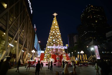 BANGKOK, THAILAND - NOVEMBER 7, 2024: Noel ağacının ışığı ve bebek süsleri Noel ağacı 2025 'te Merkez Dünya mağazasında Noel günü ve Tayland' da Mutlu Yıllar etkinlikleri.