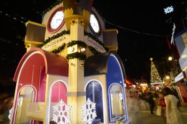 BANGKOK, THAILAND - NOVEMBER 7, 2024: Noel ağacının ışığı ve bebek süsleri Noel ağacı 2025 'te Merkez Dünya mağazasında Noel günü ve Tayland' da Mutlu Yıllar etkinlikleri.
