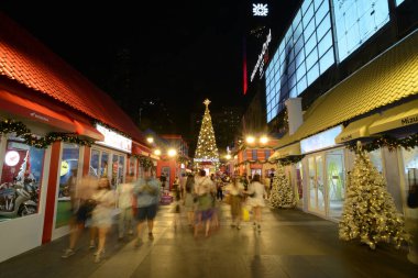 BANGKOK, THAILAND - NOVEMBER 7, 2024: Noel ağacının ışığı ve bebek süsleri Noel ağacı 2025 'te Merkez Dünya mağazasında Noel günü ve Tayland' da Mutlu Yıllar etkinlikleri.