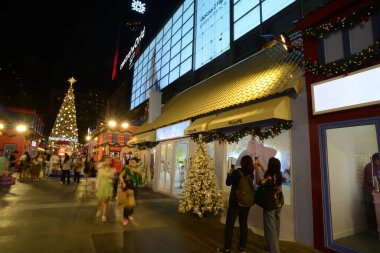 BANGKOK, THAILAND - NOVEMBER 7, 2024: Noel ağacının ışığı ve bebek süsleri Noel ağacı 2025 'te Merkez Dünya mağazasında Noel günü ve Tayland' da Mutlu Yıllar etkinlikleri.