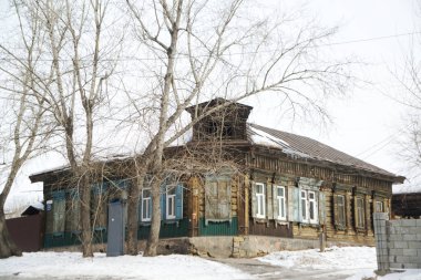 Irkutsk şehrinin her yerinde kendine özgü pencereleri olan eski tarz evler bulunabilir. Rusya.