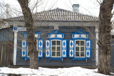 Irkutsk şehrinin her yerinde kendine özgü pencereleri olan eski tarz evler bulunabilir. Rusya.