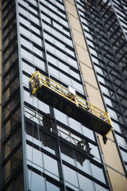 IRKUTSK, RUSSIA - 12 Mart 2020: Yüksek binadaki pencereleri temizleyen kimliği belirsiz işçiler.