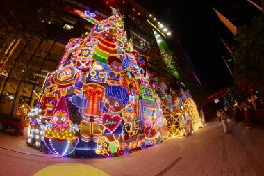 BANGKOK, THAILAND - 3 Aralık 2024: Güzel çizgi film karakterleri ve ampulleri Emsphere 'deki 2025 noel ağacında Noel ve yeni yıl günü alışveriş merkezinde Noel ve yeni yıl etkinliği için süslenmiştir..