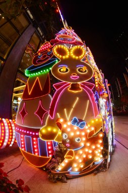 BANGKOK, THAILAND - 3 Aralık 2024: Güzel çizgi film karakterleri ve ampulleri Emsphere 'deki 2025 noel ağacında Noel ve yeni yıl günü alışveriş merkezinde Noel ve yeni yıl etkinliği için süslenmiştir..