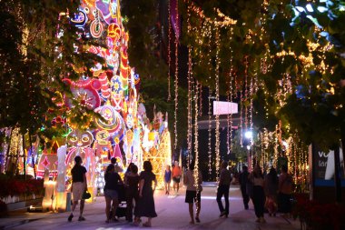 BANGKOK, THAILAND - 3 Aralık 2024: Güzel çizgi film karakterleri ve ampulleri Emsphere 'deki 2025 noel ağacında Noel ve yeni yıl günü alışveriş merkezinde Noel ve yeni yıl etkinliği için süslenmiştir..