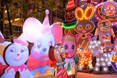 BANGKOK, THAILAND - 3 Aralık 2024: Güzel çizgi film karakterleri ve ampulleri Emsphere 'deki 2025 noel ağacında Noel ve yeni yıl günü alışveriş merkezinde Noel ve yeni yıl etkinliği için süslenmiştir..