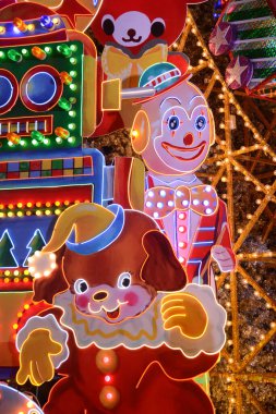 BANGKOK, THAILAND - 3 Aralık 2024: Güzel çizgi film karakterleri ve ampulleri Emsphere 'deki 2025 noel ağacında Noel ve yeni yıl günü alışveriş merkezinde Noel ve yeni yıl etkinliği için süslenmiştir..