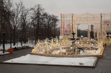 Moskova 'da turizm ve güzelleştirme için sokak ve parklar boyunca dekoratif ışıklandırma.