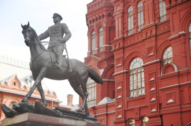 MOSCOW, RUSSIA - 16 Mart 2024: Rusya 'daki Kızıl Meydan' ın önündeki heykel dünyanın en güzel meydanı, güzellik ve aynı zamanda Rus halkının ruhani merkezidir..