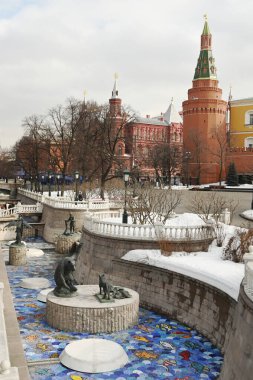 Kremlin, Rusya 'nın sembolik ve sembolik bir turistik cazibesidir. Çok güzel ve uzun ömürlü bir mimari yapıdır ve 850 yıldan fazladır. Rusya 'nın Moskova başkentinde yer almaktadır..