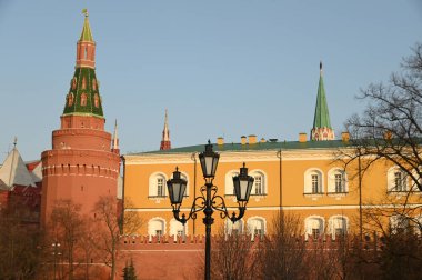 Kremlin, Rusya 'nın sembolik ve sembolik bir turistik cazibesidir. Çok güzel ve uzun ömürlü bir mimari yapıdır ve 850 yıldan fazladır. Rusya 'nın Moskova başkentinde yer almaktadır..