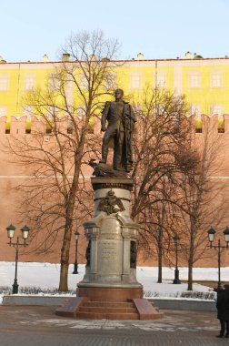 Kremlin Sarayı 'nın önündeki parktaki Alexander Heykeli Rusya' nın sembolik ve simgesel bir turistik cazibesidir. Güzel ve uzun ömürlü bir mimari simgedir..