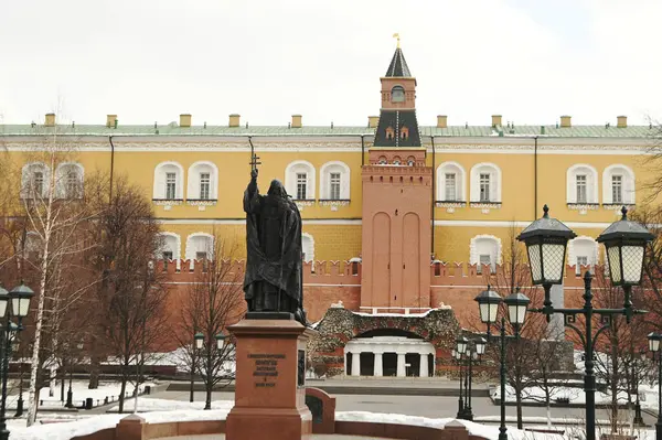 Kremlin, Rusya 'nın sembolik ve sembolik bir turistik cazibesidir. Çok güzel ve uzun ömürlü bir mimari yapıdır ve 850 yıldan fazladır. Rusya 'nın Moskova başkentinde yer almaktadır..