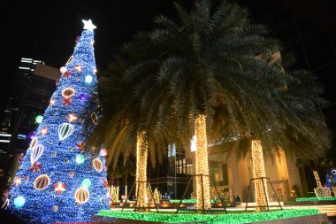 BANGKOK, THAILAND - 12 DEC 2024: Güzel Noel ağacı ve ampuller Noel 'de, Noel ve Yeni Yıl etkinlikleri sırasında Q House Lumpini Binası' nda 2025 Noelinde süslenmiştir..