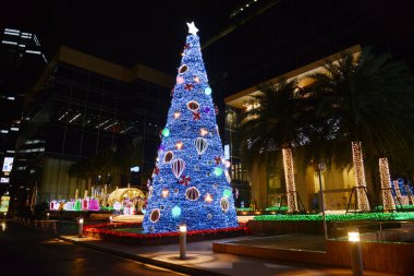 BANGKOK, THAILAND - 12 DEC 2024: Güzel Noel ağacı ve ampuller Noel 'de, Noel ve Yeni Yıl etkinlikleri sırasında Q House Lumpini Binası' nda 2025 Noelinde süslenmiştir..