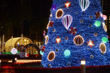 BANGKOK, THAILAND - 12 DEC 2024: Güzel Noel ağacı ve ampuller Noel 'de, Noel ve Yeni Yıl etkinlikleri sırasında Q House Lumpini Binası' nda 2025 Noelinde süslenmiştir..
