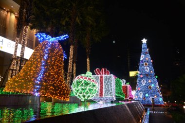 BANGKOK, THAILAND - 12 DEC 2024: Güzel Noel ağacı ve ampuller Noel 'de, Noel ve Yeni Yıl etkinlikleri sırasında Q House Lumpini Binası' nda 2025 Noelinde süslenmiştir..