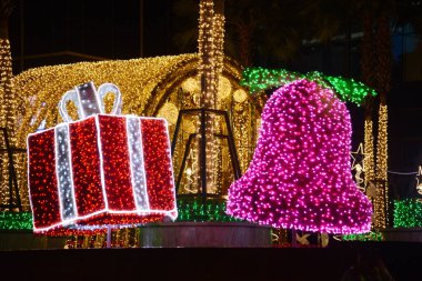 BANGKOK, THAILAND - 12 Aralık 2024: Güzel tünel ampulleri ve hediye süslemeleri Noel 'de Q House Lumpini Binası' nda Noel ve Yeni Yıl etkinliği sırasında.