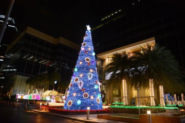 BANGKOK, THAILAND - 12 DEC 2024: Güzel Noel ağacı ve ampuller Noel 'de, Noel ve Yeni Yıl etkinlikleri sırasında Q House Lumpini Binası' nda 2025 Noelinde süslenmiştir..