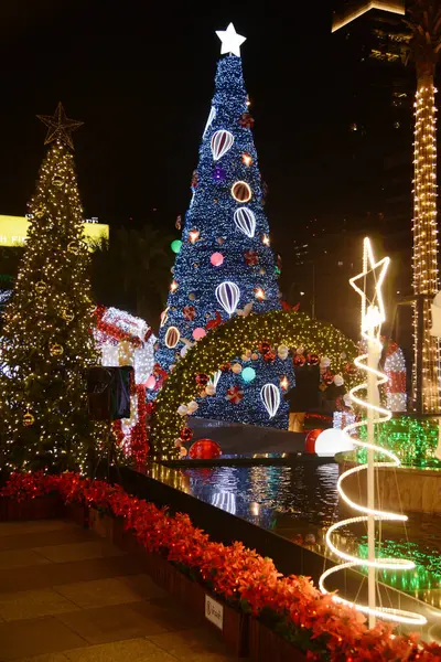 BANGKOK, THAILAND - 12 DEC 2024: Güzel Noel ağacı ve ampuller Noel 'de, Noel ve Yeni Yıl etkinlikleri sırasında Q House Lumpini Binası' nda 2025 Noelinde süslenmiştir..