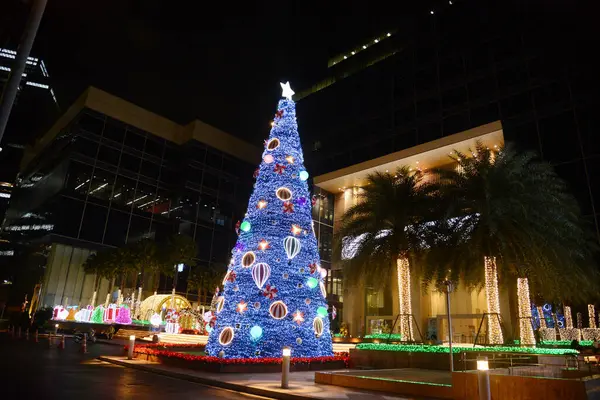 BANGKOK, THAILAND - 12 DEC 2024: Güzel Noel ağacı ve ampuller Noel 'de, Noel ve Yeni Yıl etkinlikleri sırasında Q House Lumpini Binası' nda 2025 Noelinde süslenmiştir..