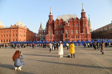 MOSCOW, RUSSIA - 16 Mart 2024: Rusya 'daki tanımlanamayan turistler, Rusya' daki Kızıl Meydan 'da fotoğraf çekiyorlar..