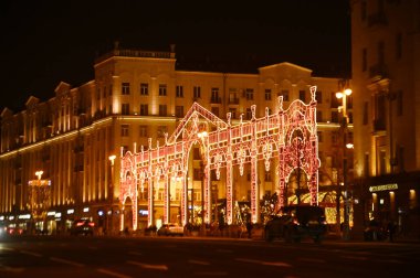 MOSCOW, RUSSIA-MARCH 17, 2024: Moskova 'nın başkenti Tverskaya caddesinde çeşitli binalar arasında güzel aydınlatılmış ışıklandırma.