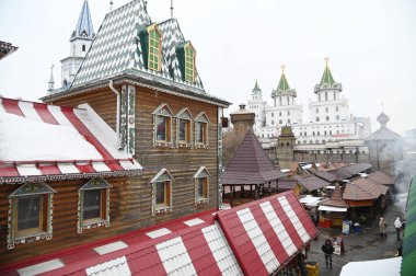 Izmailovsky Market 'in güzel mimarisinin en üst görüntüsü, turistlerin çoğu hediyelik eşya almak için gittiği önemli bir pazardır. Çok büyüleyici bir pazar. Rusya 'nın Moskova başkentinde yer almaktadır..