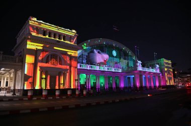 BANGKOK , THAILAND - DECEMBER 21 , 2024 : Beautiful decorative outdoor illuminated light and sound at Hua Lamphong Railway Station in Illumination Bangkok festival to make tourism interesting. clipart