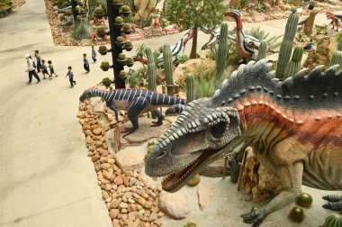 CHON BURI, THAILAND - 6 Eylül 2023: Nong Nooch Tropikal Bahçesi 'ndeki Dinozor Vadisi' ndeki Çöl Bahçesinde Altispinax Dinozor Heykeli.