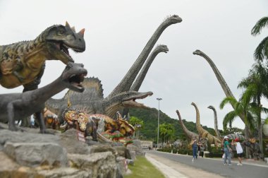 CHON BURI, THAILAND - 6 Eylül 2023: Nong Nooch Tropikal Bahçesi 'ndeki Dinozor Vadisi' nde çeşitli boyutlarda güzel dinozor heykelleri, başka bir büyük turistik ilgi alanı.