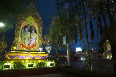 BANGKOK, THAILAND-AĞUSTOS 7, 2024: Tayland 'ın başkenti Tayland' da Ratchadamnoen yolunda gün batımı King Rama X doğum günü kutlaması.
