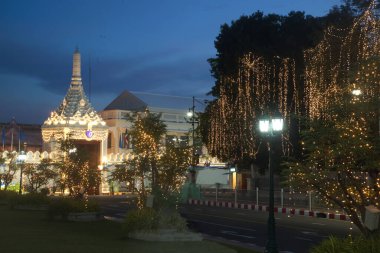 Güneşin batış saati Wat Phra Kaew 'i süslüyor. Burası dünyanın dört bir yanındaki Budistler ve turistler için bir saygı ve turizm yeri.. 
