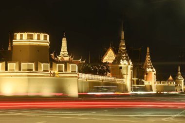Wat Phra Kaew 'de gece ışıkları süslemesi. Burası dünyanın dört bir yanındaki Budistler ve turistler için bir saygı ve turizm yeri..