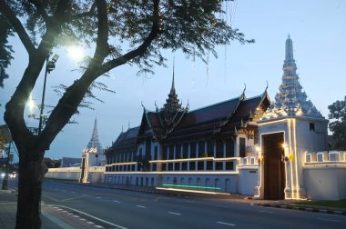Güneşin batışındaki güzel ışıklar Wat Phra Kaew 'i süslüyor. Burası dünyanın dört bir yanındaki Budistler için saygı ve turizm yeri..